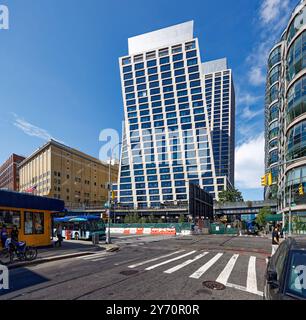 Una High Line, sfalsata di cavatappi, sorge sopra i parchi della High Line e del fiume Hudson a Chelsea. Lantern House è sulla destra. Foto Stock