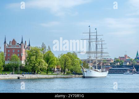 Admirality House e nave full-rigged HMS af Chapman presso l'isola di Skeppsholmen a Stoccolma, Svezia. La nave ora funge da ostello. Foto Stock