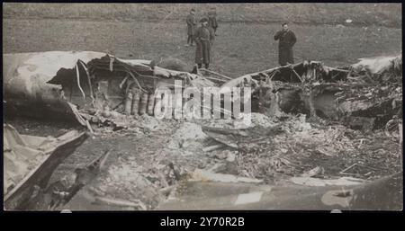 L'AEREO TEDESCO FINISCE A PEZZI. MOSTRA FOTOGRAFICI: Il relitto disperso di un bombardiere tedesco Dornier, la "matita volante", abbattuto sul fronte occidentale dai caccia britannici. Le bombole di ossigeno per l'equipaggio possono essere viste all'interno della fusoliera. senza data Foto Stock