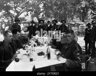 L'annessione delle Hawaii da parte degli Stati Uniti d'America. Ricevimento delle truppe a Honolulu : soldati che mangiano il banchetto nel terreno del defunto Palazzo del Re . 23 luglio 1898 Foto Stock