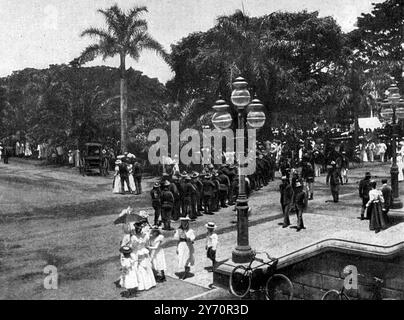 L'annessione delle Hawaii da parte degli Stati Uniti d'America. Ricevimento delle truppe a Honolulu : marcia al banchetto nel terreno del defunto Palazzo del Re . 23 luglio 1898 Foto Stock