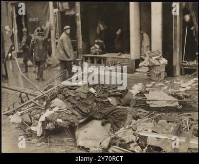 BOMBE SUL THS WEST END. Grandi magazzini e negozi sono stati danneggiati quando gli aerei tedeschi erano sul West End durante un recente raid. SPETTACOLI FOTOGRAFICI: Un manichino da esposizione che è stato soffiato da una vetrina di un negozio nell'area di Londra durante un raid aereo nazista. 17 settembre 1940 Foto Stock