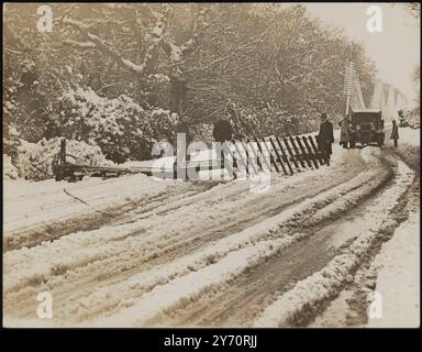 IL CAOS DELLA NEVE A SOUTHEND IN INGHILTERRA - I PALI DEL TELEGRAFO SONO ESPLOSI. Il peggior caos della grande tempesta di neve che imperversava sull'Inghilterra meridionale fu causato nell'area di Lyndhurst nella New Forest, Hampshire, dove i cavi telefonici venivano abbattuti quando gli alberi caddero, interrompendo le comunicazioni in tutte le direzioni. Le strade principali furono bloccate e il quartiere cadde nell'oscurità a causa della rottura dei cavi di alimentazione. SPETTACOLI FOTOGRAFICI: Un palo telegrafico che si trova oltre Lyndhurst Road, Hampshire, dopo che era stato abbattuto. 8 dicembre 1937 Foto Stock