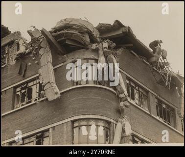 RISCHIANDO SE STESSO PER LA SICUREZZA DEGLI ALTRI. SPETTACOLI FOTOGRAFICI: Un operaio appollaiato sul tetto distrutto dalle bombe di un moderno edificio per uffici nell'East End di Londra mentre taglia via pericolosi relitti. 22 settembre 1940 Foto Stock