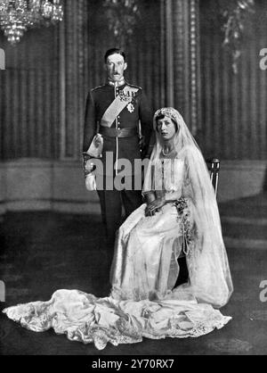 A Buckingham Palace : S a R Principessa Maria e suo marito , Visconte Lascelles , dopo la cerimonia nuziale nell' Abbazia di Westminster , Londra , Inghilterra . 4 maggio 1922 Foto Stock