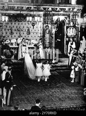 The Royal Wedding : Dettagli della cerimonia dell'Abbazia di Westminster del Duca di Kent e della Principessa Marina di Grecia 29 novembre 1934 . Qui si vede la coppia nuziale all' altare , il treno della sposa sostenuto dalle damigelle più giovani , la principessa Elisabetta e Lady Mary Cambridge , Londra , Inghilterra . Dicembre 1934 Foto Stock