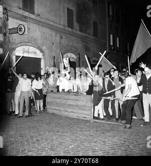 Roma : studenti di sinistra armati di club si nascondono dietro una barricata durante il loro tentativo di invadere l'ambasciata francese in una manifestazione anti De Gaulle . Hanno combattuto con la polizia che ha interrotto la manifestazione accusando gli studenti in rivolta il 31 maggio 1968 Foto Stock