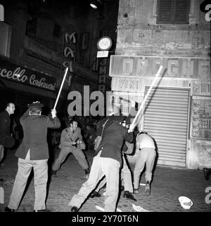 Roma : la polizia antisommossa attacca uno studente in rivolta con bastoni durante la battaglia di strada del 31 maggio tra la polizia e gli studenti che marciano sull'ambasciata francese in una manifestazione anti-De Gaulle del 31 maggio 1968 Foto Stock