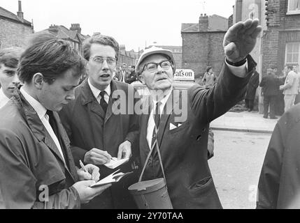 Thomas e North , Right , architetto del Newham Borough Council , e architetto per lo schema da 800 000 sterline di nove appartamenti a più piani conosciuti come il Cleaver Road Scheme a Custom House , East London , è intervistato dai giornalisti sulla scena del parziale crollo di questa mattina di uno dei blocchi recentemente completati . Il crollo si è verificato poco dopo le 6 di questa mattina , le ultime cifre relative alle vittime sono riportate come tre morti , nove feriti e sette dispersi . La torre è anche conosciuta come Ronan Point , dal nome del vicesindaco Harry Ronan ( ex presidente del comitato per gli alloggi della Foto Stock