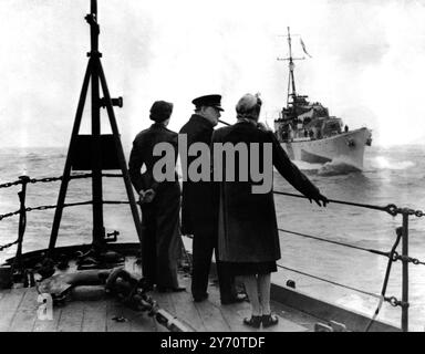 Winston Churchill con la moglie Clementine (a destra) e la figlia subalterna Mary Churchilll osservano un cacciatorpediniere che si avvicinano al loro vascello, la rinomata per raccogliere dispacci durante il viaggio attraverso l'Atlantico. Nel settembre 1943 Churchill, primo ministro britannico in tempo di guerra, tornò dal Canada e dagli Stati Uniti. Il viaggio fu effettuato sulla nave da battaglia Renown. Foto Stock