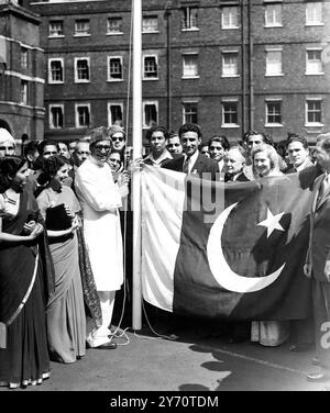 Il primo alto Commissario per il nuovo stato del Pakistan, Ibrahim Rahimtoola, ha sfoggiato la bandiera dell'indipendenza presso l'Ufficio temporaneo pakistano - 15 agosto 1947 Foto Stock