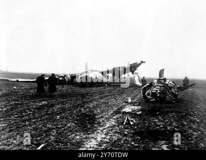 Con l' ala sinistra staccata , la fusoliera di un aereo di linea elisabettiano della British European Airways si trova sulla sua ala destra dopo un atterraggio forzato a Kempen vicino a Dusseldorf , Germania . Uno dei motori ebbe problemi poco dopo il decollo dall' aeroporto di Lohausen e il pilota portò l' aereo sul campo . Nessuno dei 47 passeggeri è rimasto ferito . 11 aprile 1955 Foto Stock