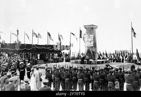 Il feldmaresciallo visconte Montgomery ha partecipato alla cerimonia di inaugurazione domenica del monumento di Hertain in Belgio dedicato alle truppe britanniche che hanno contribuito alla liberazione del paese . L'inaugurazione è stata eseguita da HM Queen Elizabeth . Qui si vede una visione generale della scena alla cerimonia di inaugurazione di Hertain . Sua Maestà la Regina può essere vista al centro della piattaforma (in bianco ) tra il feldmaresciallo Motngomery e M Spaak . 19 luglio 1949 Foto Stock