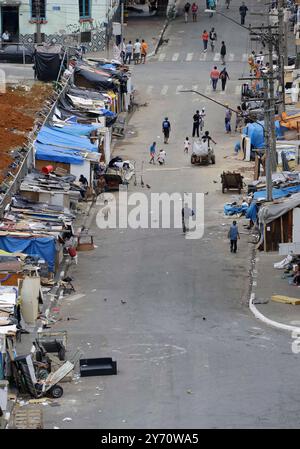 San Paolo, SP, Brasile - 12 gennaio 2014: Si vedono baracche sul marciapiede di una strada del centro in una zona occupata da tossicodipendenti. Foto Stock