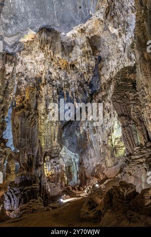 Formazione di stalagmiti e stalattiti nella grotta di Hang Sơn Đoòng in Vietnam Foto Stock