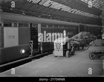 SPECIALE POSTALE - Borse postali a Euston . Le e-mail arrivano sul tram gennaio 1946 Foto Stock