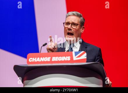 Sir Keir Starmer, primo Ministro e leader laburista, tiene il suo discorso alla Conferenza del Partito Laburista a Liverpool. Foto Stock