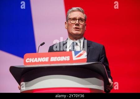 Sir Keir Starmer, primo Ministro e leader laburista, tiene il suo discorso alla Conferenza del Partito Laburista a Liverpool. Foto Stock