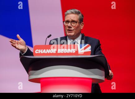 Sir Keir Starmer, primo Ministro e leader laburista, tiene il suo discorso alla Conferenza del Partito Laburista a Liverpool. Foto Stock