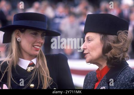 Susan Sangster e Pat o'Brien moglie dell'istruttrice Cartier Million Horse Race Dublino 1989. Foto Stock