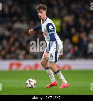 Londra, Regno Unito. 26 settembre 2024 - Tottenham Hotspur V Qarabag - Europa League - Tottenham Hotspur Stadium. Archie Gray in azione. Crediti immagine: Mark Pain / Alamy Live News Foto Stock