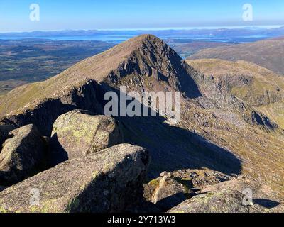Taynuilt Peak, una cima munro, vista dalla cima del Ben Cruachan, con una vista verso l'Isola di Mull e Loch Linnhe, Scozia Foto Stock