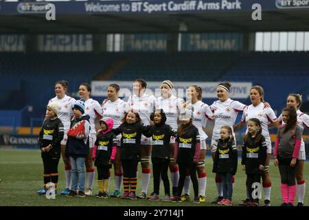 Le donne del Canada rappresentano l'inno nazionale. Galles donne contro Canada donne rugby, internazionale autunnale al Cardiff Arms Park di Cardiff, 20 novembre Foto Stock