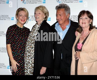 Foto del file datata 15/10/12 di (da sinistra) Sheridan Smith, Dame Maggie Smith, Dustin Hoffman e Pauline Collins che arrivano alla proiezione del Quartetto al BFI London Film Festival all'Odeon Leicester Square, Londra. Dame Maggie Smith è morta in ospedale venerdì, i suoi figli Chris Larkin e Toby Stephens hanno detto in una dichiarazione. Data di pubblicazione: Venerdì 27 settembre 2024. Foto Stock