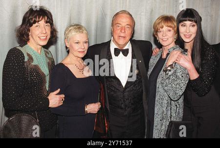 Foto del file del 18/03/99 del regista Franco Zeffirelli con le stelle del suo ultimo film, 'Tea con Mussolini', all'IT's Royal Premiere di Londra, (da sinistra) Lily Tomlin, Dame Judi Dench, Franco Zeffirelli, Dame Maggie Smith e Cher. Dame Maggie Smith è morta in ospedale venerdì, i suoi figli Chris Larkin e Toby Stephens hanno detto in una dichiarazione. Data di pubblicazione: Venerdì 27 settembre 2024. Foto Stock