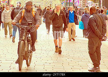 Glasgow, Scozia, Regno Unito. 27 settembre 2024. Meteo nel Regno Unito: Soleggiato nel centro della città. Credit Gerard Ferry/Alamy Live News Foto Stock