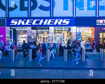 Un negozio Skechers a Times Square a New York mercoledì 18 settembre 2024. (© Richard B. Levine) Foto Stock