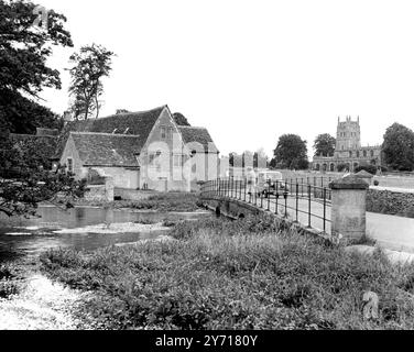 Vista della Chiesa e del Mulino a Fairford , Gloucestershire , Inghilterra . 11 settembre 1952 Foto Stock