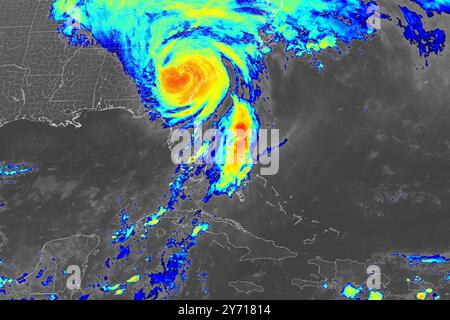 Washington, Stati Uniti. 27 settembre 2024. L'uragano Helene, qui raffigurato in questa immagine satellitare NOAA, atterra in Florida giovedì 26 settembre 2024, come una tempesta di categoria 4 con venti fino a 140 km/h e un'ondata di tempesta che raggiunge i 20 metri circa a causa di interruzioni di corrente in tutto lo stato. Credito NOAA/UPI: UPI/Alamy Live News Foto Stock