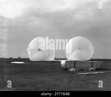 Alla dimostrazione tenuta a Netheravon nella pianura di Salisbury dal corso speciale della School of Land / Air Warfare n. 6 , uno dei punti salienti è stato il lancio del container universale , con il quale merci di grandi dimensioni possono essere trasportate con paracadute . Qui si vede uno dei contenitori universali , in cui si trova una jeep e un rimorchio , a terra con paracadute ancora attaccati , dopo essere stati lasciati da un Halifax . 28 ottobre 1948 Foto Stock