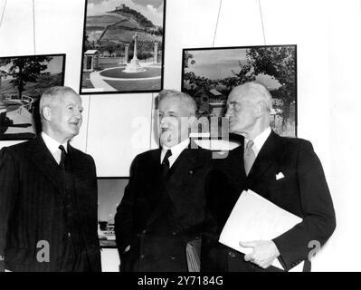 Tre Ammiragliati raffigurati insieme in una riunione del Comitato congiunto Commonwealth-Paesi Bassi della Commissione Imperiale per le Graves di Guerra a Grosvenor Gardens, Londra. Thetrip sono ( a destra ) : Ammiraglio della flotta Lord Fraser di Capo Nord ; Ammiraglio Furstner della Royal Netherlands Navy , e Ammiraglio Sir Martin Dunbar-Nasmith , Vice-Presidente della Imperial War Graves Commission 22 ottobre 1952 Foto Stock