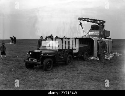 Alla dimostrazione tenuta a Netheravon nella pianura di Salisbury dal corso speciale della School of Land / Air Warfare n. 6 , uno dei punti salienti è stato il lancio del container universale , con il quale merci di grandi dimensioni possono essere trasportate con paracadute . Abbiamo visto qui una jeep e un rimorchio scaricati dal container universale , appena sganciato da un Halifax . 28 ottobre 1948 Foto Stock