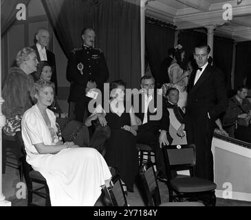 Prima palla dalla guerra alla Royal Albert Hall . Questa fu una grande occasione quando per la prima volta il ballo di guerra tornò alla Royal Albert Hall in aiuto del Royal Free Hospital . Spettacoli fotografici: Seduti nella Royal Box e osservando il ballo dei vestiti da fantasia sono a sinistra a destra: Mrs Antrobus , Lady Dunbar-Nasmith , Ammiraglio Sir Dunbar-Nasmith , Lady Brecknock , col Lloyd , Mr Girouard , General Antrobus , capitano Wittaker, 28 settembre 1946 Foto Stock