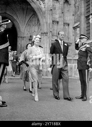 Un saluto per la Regina Elisabetta , la Regina madre e il Duca di Edimburgo mentre lasciano l'Abbazia di Westminster dopo aver partecipato al matrimonio di Miss Frances Roche , figlia diciottenne di Lord e Lady Fermoy , e Visconte Althorp , 30 , Equerry con la Regina e figlio del Conte e della Contessa Spencer . Anche altri membri della famiglia reale hanno partecipato a questo matrimonio dell'anno . Giugno 1954 Foto Stock