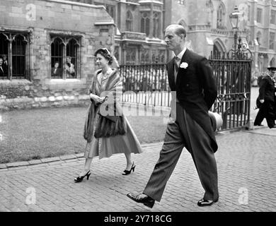 La regina Elisabetta II e il duca di Edimburgo giungono all'Abbazia di Westminster per il matrimonio della regina , il visconte Althorp e la signorina Frances Roche , che ha 18 anni . La sposa è la figlia di Lord e Lady Fermoy il 1 giugno 1954 Foto Stock