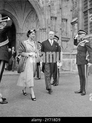 Un saluto per la Regina come sua Maestà lascia l'Abbazia di Westminster dopo aver partecipato al matrimonio di Miss Frances Roche , figlia diciottenne di Lord e Lady Fermoy , e Visconte Althorp , 30 , Equerry con la Regina e figlio del Conte e della Contessa Spencer . Anche altri membri della famiglia reale hanno partecipato a questo matrimonio dell'anno . Giugno 1954 Foto Stock