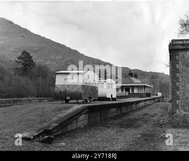 Vecchie stazioni ferroviarie come parchi per roulotte? Le stazioni ferroviarie di discues sulla scenografica linea Connel Bridge - Ballachulish ( ora abbandonata ) ad Argyll , in Scozia , dovrebbero essere eccellenti siti per le roulotte . Ecco una foto che mostra che qualcuno ha già colpito l' idea , su questa particolare ferrovia . 21 luglio 1967 Foto Stock