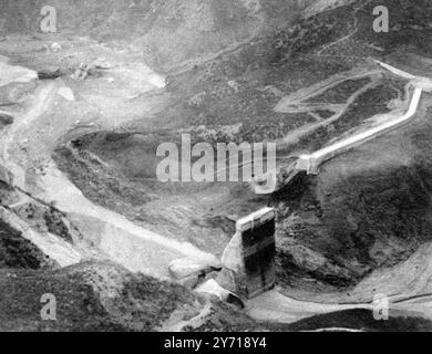 Il terribile disastro del bacino idrico vicino a Los Angeles in cui morirono circa 400 persone: Una vista aerea della diga di San francesco dopo il suo crollo . Alle 01:00 del mattino del 13 marzo 1928, la diga del bacino idrico di San Francesco , 45 miglia a nord di Los Angeles e parte di un sistema di acquedotti per quella città , improvvisamente cedette il posto , lasciando perdere circa dodici miliardi di litri d'acqua , che spazzarono il Canyon di San Francisquito in un devastante torrente. Sui 400 abitanti della valle, solo pochi fuggirono. Il giorno seguente furono recuperati 246 corpi. Centinaia di case sono state distrutte, e il tappeto Foto Stock