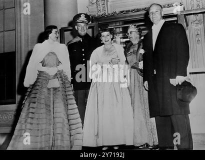 La famiglia Eisenhower , tutte addobbate al meglio , viene mostrata mentre lasciano la Casa Bianca per assistere al ballo inaugurale della National Guard Armory . Da LtoR la signora John Eisenhower, il maggiore John Eisenhower, figlio del presidente, Mamie Eisenhower, la signora Doud, suocera del presidente Eisenhower, e il nuovo presidente degli Stati Uniti Dwight D Eisenhower, .22 gennaio 1953 Foto Stock