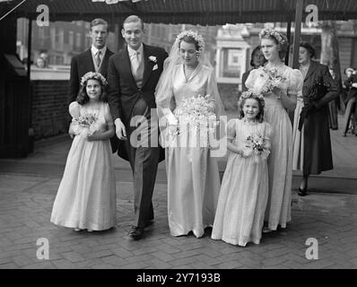 LA FIGLIA DI EARL DANZÒ NEL ROMANTICISMO LADY MAUREEN ISABEL le POER TRENCH , all'età di 24 anni , figlia maggiore del conte e contessa di Chancery di Plumpton , Sussex , si sposò a St . Paul's Church , Knightsbridge , Londra al signor . COLIN COOPER , unico figlio del defunto maggiore Colin Cooper di Chelsea Square , Londra . La coppia felice si è incontrata ad un ballo. La sposa , ex-Wren , ha lavorato presso l' Airways Terminal di Londra . I titoli avuti da suo padre includono quello del barone Kilconnel di Garbally, Co. Galway e il marchese di Houseden nel Regno dei Paesi Bassi. IMMAGINI MOSTRANO :- Everyo Foto Stock