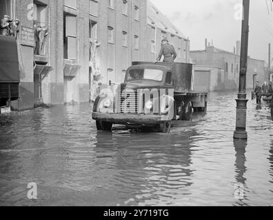 LA BATTAGLIA DEL TIDEWAY Un camion si batte attraverso la Rotherhithe Street allagata a Bermondsey, Londra, quando il vecchio padre Tamigi si fece scosso a causa della marea anormale e dei venti di marcia. In tutte le stazioni di polizia lungo il fiume è stata tenuta una vigilanza speciale, mentre il fiume è traboccato in molti luoghi. Marzo 1949 Foto Stock