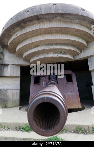 Primo piano di un progetto M272, casematte tedesche, a Longues-sur-Mer batterie, con il cannone navale TbtsK C/36 da 15 cm. Foto Stock