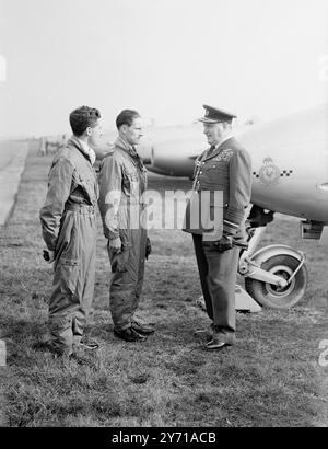 MATRIMONIO DEI COMBATTENTI CERIMONIA DELLA ROYAL AIR FORCE alla stazione R.A.F. di Tangmere ( Sussex ) si è svolta una cerimonia che ha portato alla riforma DEL NO . 43 Squadrone da caccia e collegamento del No. 245 e 266 Squadron - entrambi svolsero un ruolo inestimabile nelle operazioni aeree durante la guerra . No . 43 lo Squadron prese parte alla battaglia d'Inghilterra nella quale combatté con distinzione. IMMAGINI :- Squadrone leader D.L. Harvey Farcham , Luogotenente di volo N . Clayton Richmond. 11 febbraio 1949 Foto Stock