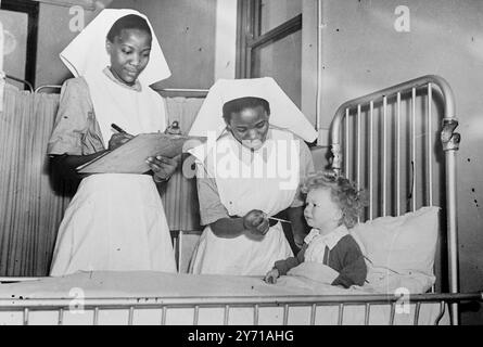 INFERMIERA DELL'AFRICA ORIENTALE AGNES KAMULEGAYA (a sinistra) e AGA LUBINGA - due delle prime infermiere dell'Africa orientale a venire in questo paese , frequentano un piccolo paziente al Moxley Hospital , vicino a Wednesday , personale, dove stanno facendo un ottimo lavoro per aiutare a far fronte alla carenza delle nostre infermiere . 13 gennaio 1949 Foto Stock