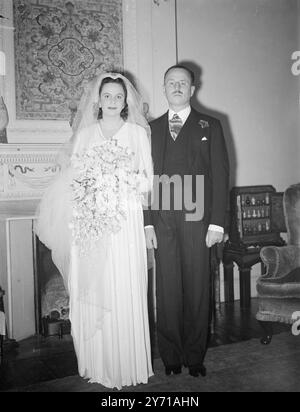 LA SIGNORINA VIVIEN MOSELEY SPOSA LA SIGNORINA . VIVIEN MOSELEY , figlia della prima moglie di Sir Oswald Moseley , l'ex Lady Cynthia Curzon era sposata con il signor . DESMOND FORBES ADAM , un amico d'infanzia di Selby, York. A St. Martins-in-the-Fields , Charing Cross Road , Londra . La coppia trascorrerà la luna di miele in Nord Africa . L'IMMAGINE MOSTRA:- Miss . Vivien Mosley con suo padre, Sir Oswald Mosley, che l'ha data via, nella foto prima che partissero per la chiesa. 15 gennaio 1949 Foto Stock