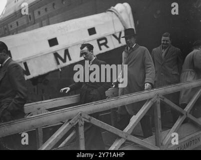 CARONIS 'A' EXTRA' TORNA A CASA CON LA REGINA MARY 26enne NORMAN A. CRUTE di Bradford, che si dice abbia posato come membro dell'equipaggio nel viaggio inaugurale della CARONIA della Cunard White Star, ritornata a Southampton, Inghilterra dalla REGINA Cunard MARY di New York. All' arrivo in America il capitano della Caronia disse che Crute, presunto come stivaggio, viaggiava con stile come membro dell' equipaggio. IMMAGINI: NORMAN A. CRUTE (a sinistra) scendendo dalla passerella DELLA REGINA MARIA a Southampton all'arrivo da New York. 17 gennaio 1949 Foto Stock